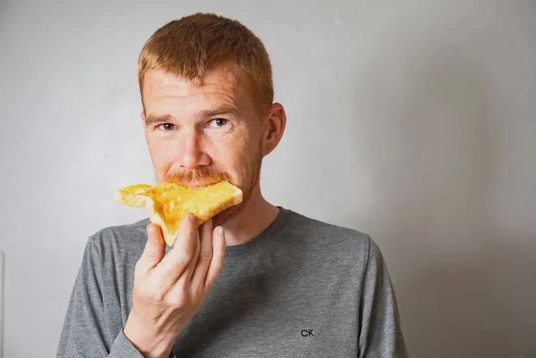 外国小哥一生只吃三种食物！水果蔬菜肉一碰就吐，都不知道其他东西是啥味儿…（组图） - 5
