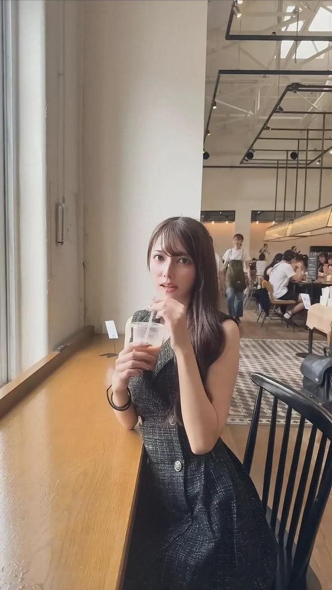 【美女】赛车女郎长相靓丽，身材火辣妖娆，S曲线让人看了还想（组图） - 10