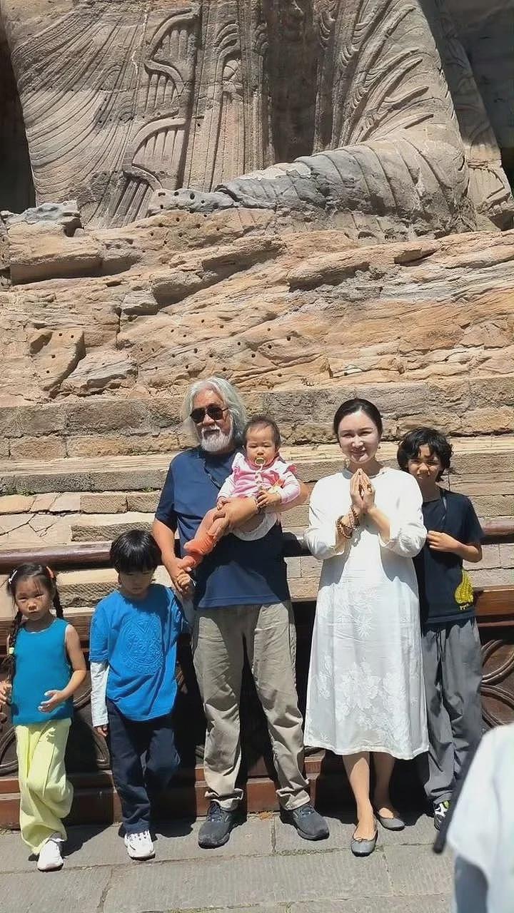 网友偶遇张纪中两个儿子发生争执，妻子上前劝架（组图） - 2