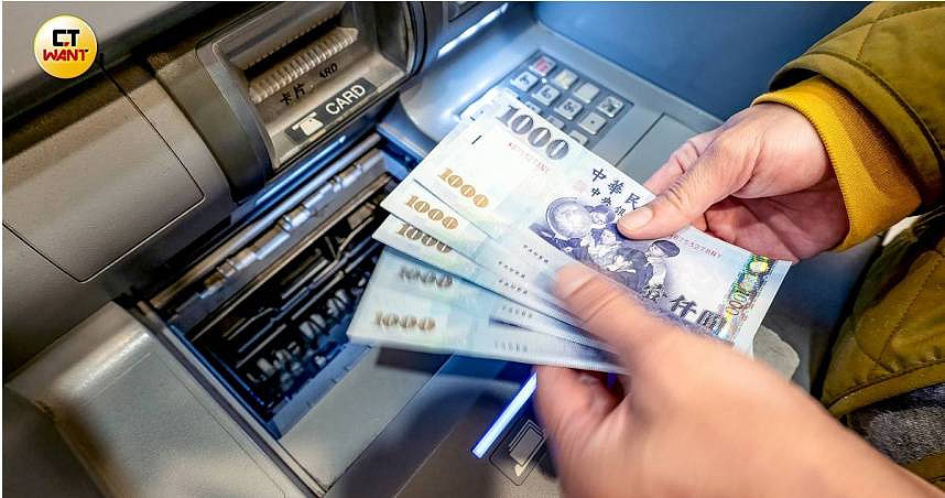 内蒙古国企女出纳吞公款逾700万!全拿来打赏男主播,被抓时只剩800(图) - 1
