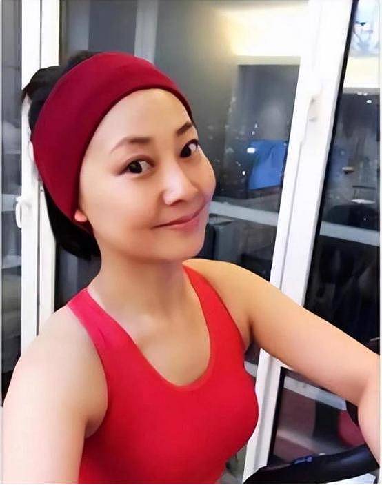 张卫健太太罕见现身，与郑秀文等人合影被指憔悴（组图） - 8