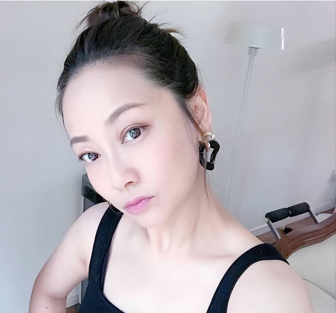张卫健太太罕见现身，与郑秀文等人合影被指憔悴（组图） - 2