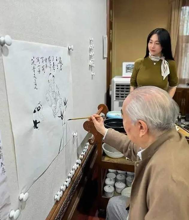 范曾失联后续:继子带他在法国看展,徐萌打扮邋遢,孕味十足(组图) - 13