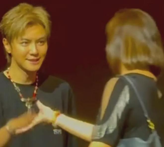 46岁罗志祥近况曝光!去国外开演唱会和粉丝挨个击掌,脸僵变蜡像(组图) - 2