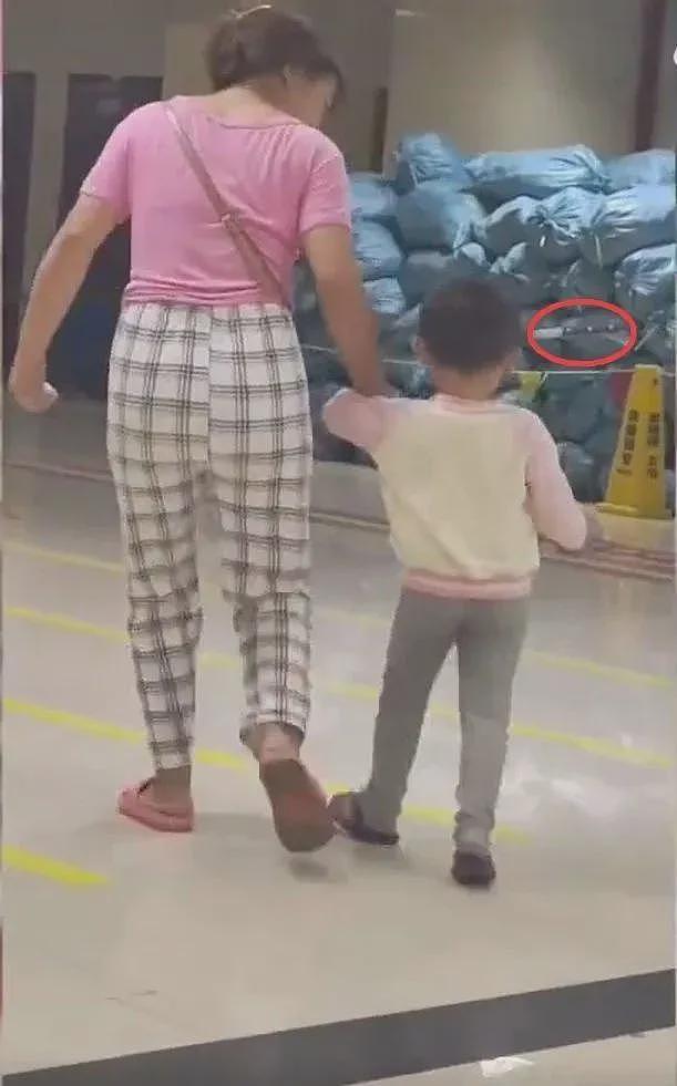 中国3岁女童“头上插刀”，淡定走进医院掀热议（视频/组图） - 2