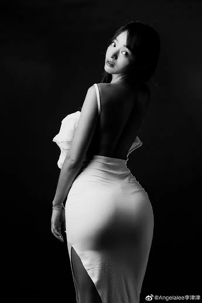 【美女】她因70F的胸太大放弃舞蹈，靠健身练出犯规身材，网友：太顶了（组图） - 23