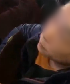 防不胜防！疑华男在空中做贼，回国/外游搭机要小心，他当场被物主抓包，吃了3巴掌！专家：贵重物品别放这里（组图） - 3