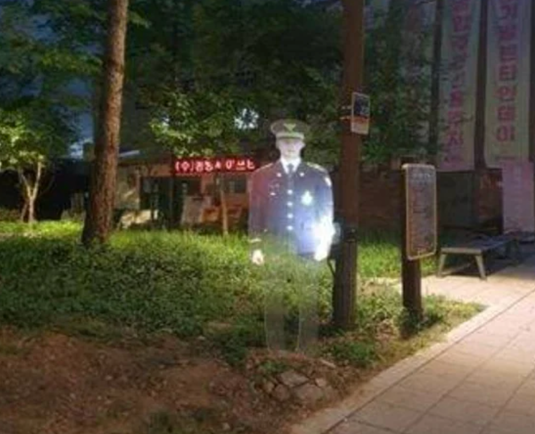 韩国街头惊现“鬼警察”?深夜'全息投影'执勤吓坏市民,但治安效果堪称奇迹…(组图) - 8
