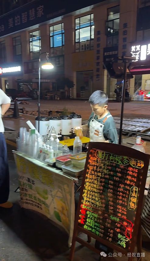 11岁男孩摆摊卖奶茶月入4000元，母亲：他有商业头脑（组图） - 1