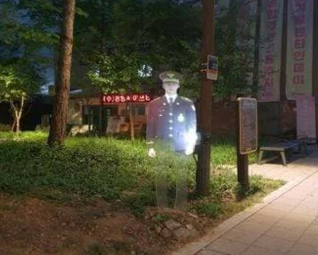 韩国街头惊现“鬼警察”?深夜'全息投影'执勤吓坏市民,但治安效果堪称奇迹…(组图) - 1