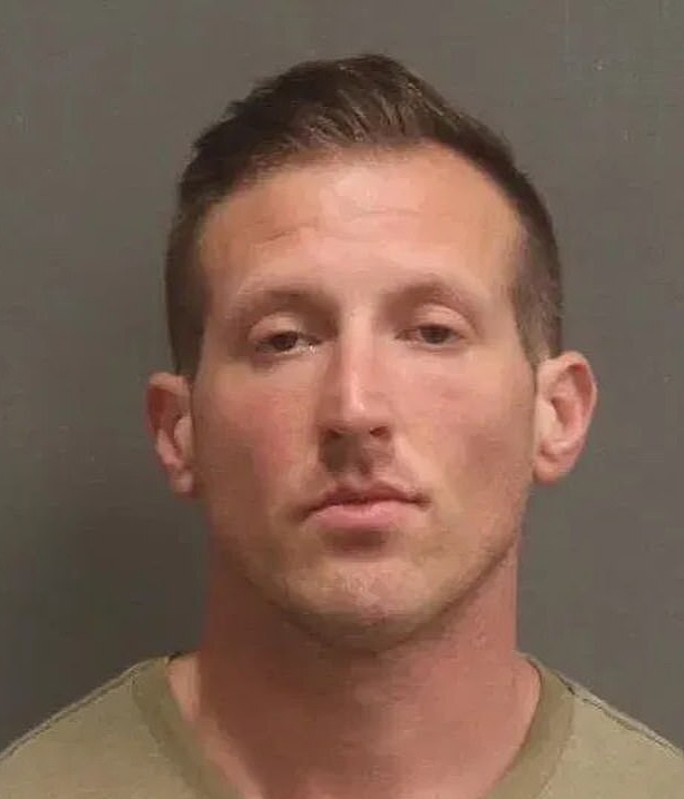美国一女司机超速被交警拦下，竟主动提出让警察摸胸，以此交换免于处罚放行（组图） - 1