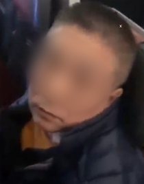 防不胜防！疑华男在空中做贼，回国/外游搭机要小心，他当场被物主抓包，吃了3巴掌！专家：贵重物品别放这里（组图） - 6