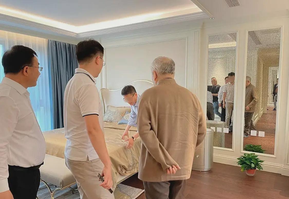 范曾新家曝光：二层复式装修奢华，婚房宽敞明亮，床很大床单是金色的（组图） - 11