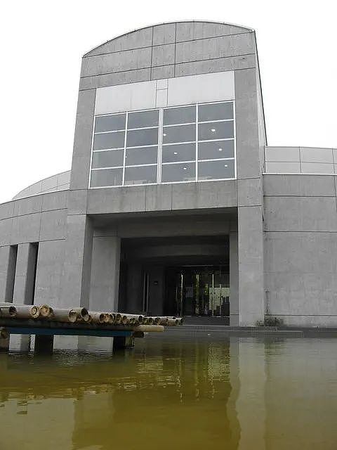 奇葩设计?日本大学图书馆进门全靠“踩飞石跨水池”!网友:踩空直接水泡书(组图) - 15