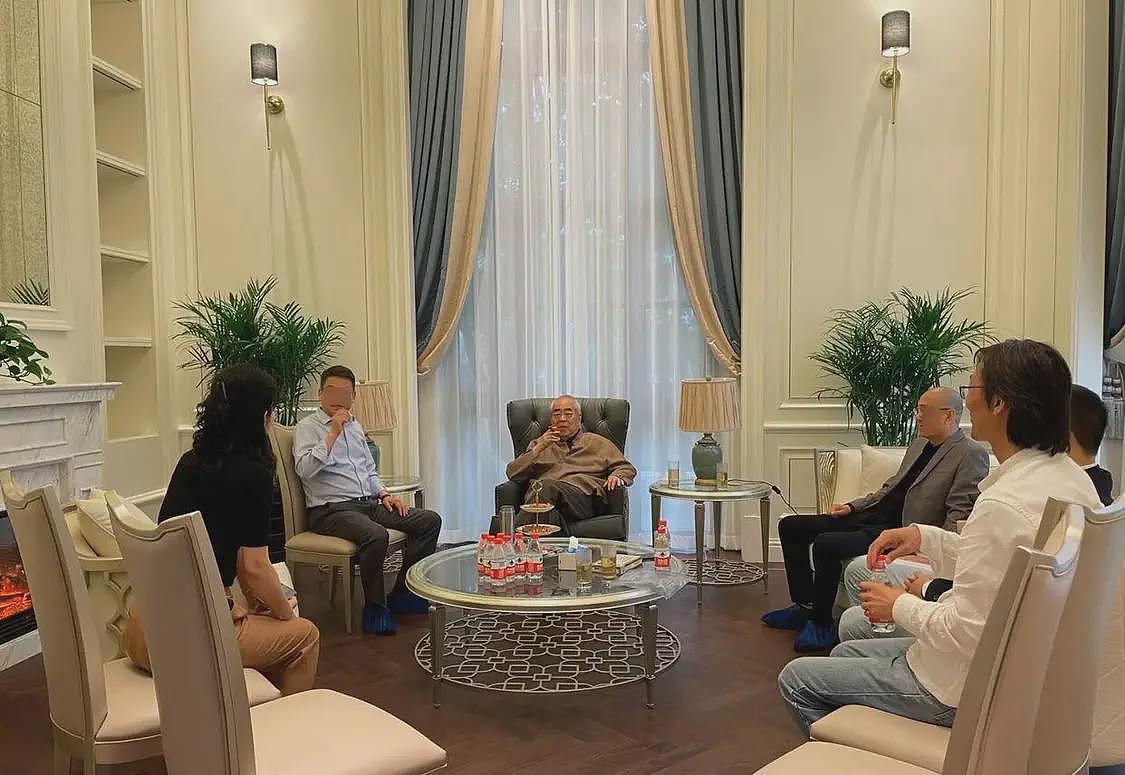 范曾新家曝光：二层复式装修奢华，婚房宽敞明亮，床很大床单是金色的（组图） - 10