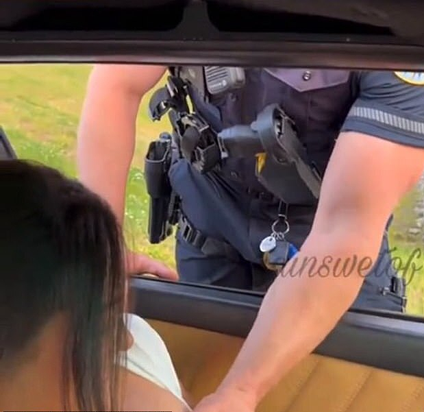 美国一女司机超速被交警拦下，竟主动提出让警察摸胸，以此交换免于处罚放行（组图） - 2