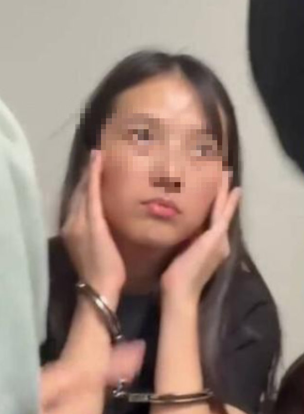 震惊！华人女子携俩幼童大闹海关，强扯穆斯林移民官头巾致其受伤，法院判决引爆舆论（组图） - 5