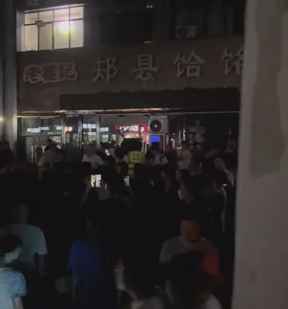 “续面事件”面馆关灯关门，门口有大量群众围观（组图） - 1