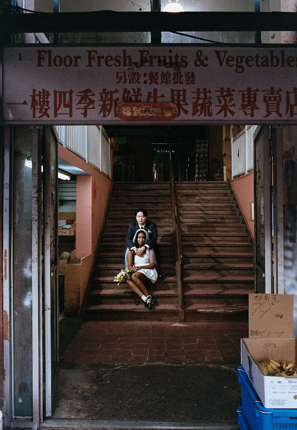 超赞！ 华人小哥与黑人妹子成婚，在唐人街拍港风婚纱照（组图） - 11
