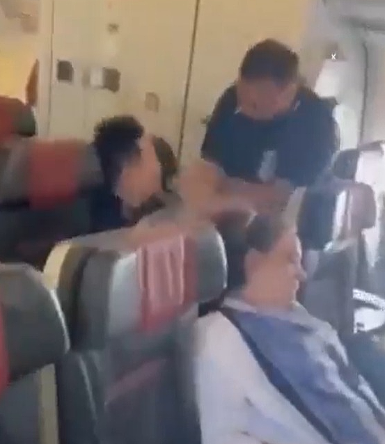 防不胜防！疑华男在空中做贼，回国/外游搭机要小心，他当场被物主抓包，吃了3巴掌！专家：贵重物品别放这里（组图） - 2