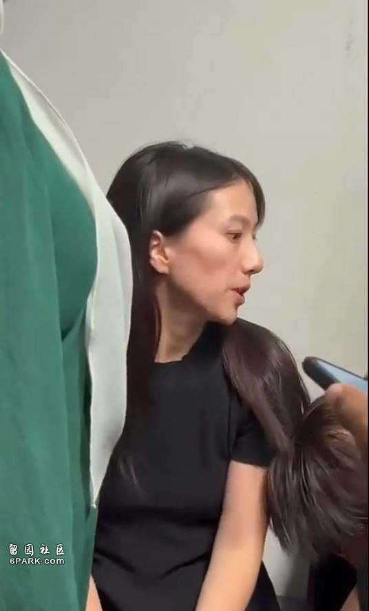 中国女大闹吉隆坡机场，扯女移民官头巾撞落枱被捕（组图） - 5