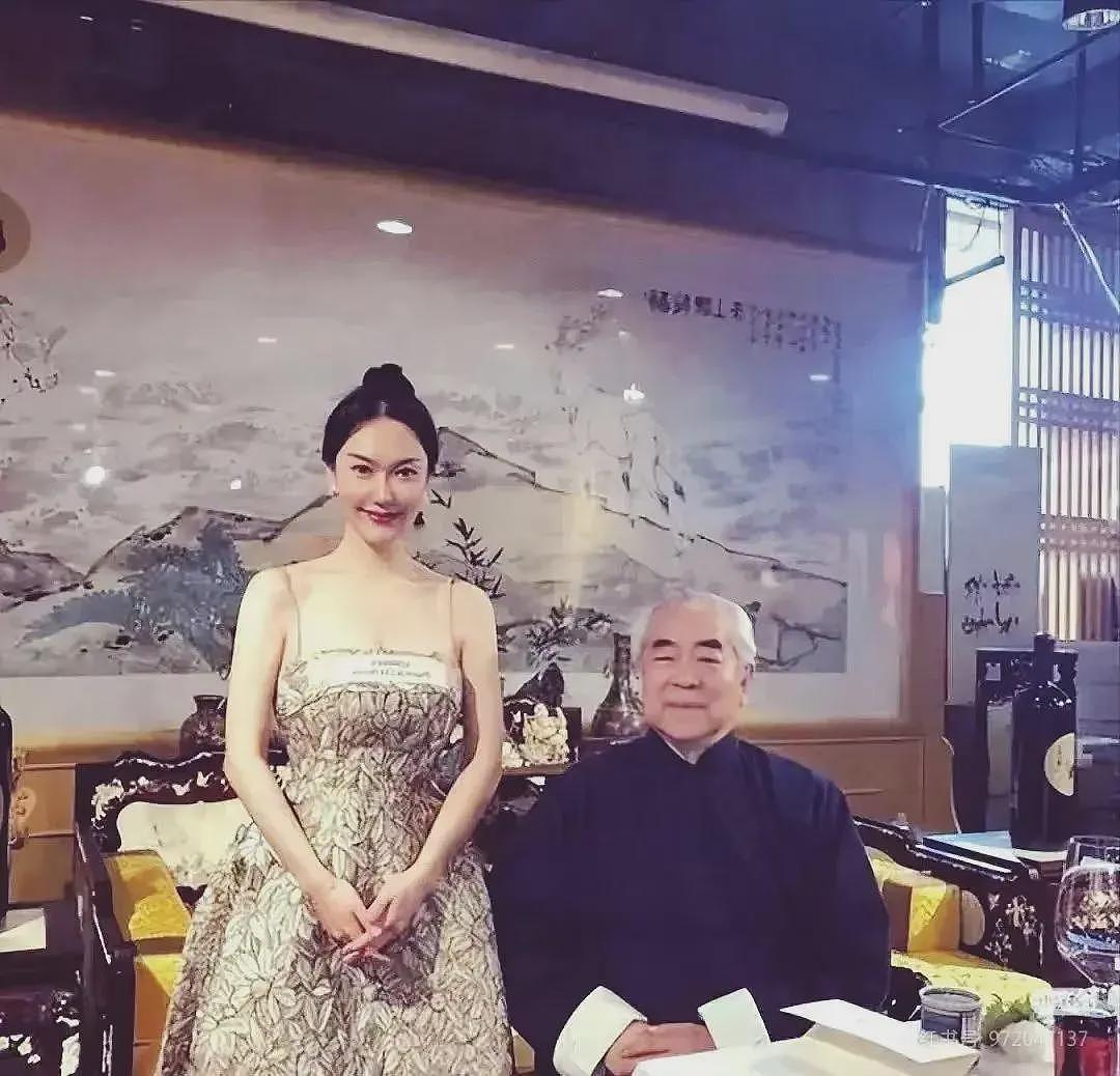 徐萌穿哺乳裙看展，知情人透露已经生了，范晓蕙的疑问解开了（组图） - 4