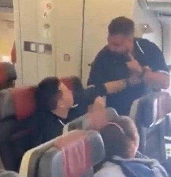 防不胜防！疑华男在空中做贼，回国/外游搭机要小心，他当场被物主抓包，吃了3巴掌！专家：贵重物品别放这里（组图） - 4