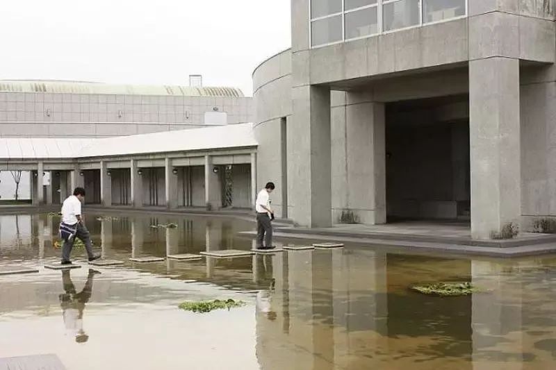 奇葩设计?日本大学图书馆进门全靠“踩飞石跨水池”!网友:踩空直接水泡书(组图) - 1