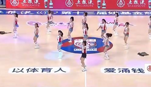 跨栏女神吴艳妮再成焦点！慈善篮球赛变身啦啦队，热舞助力抢C位（视频/组图） - 1