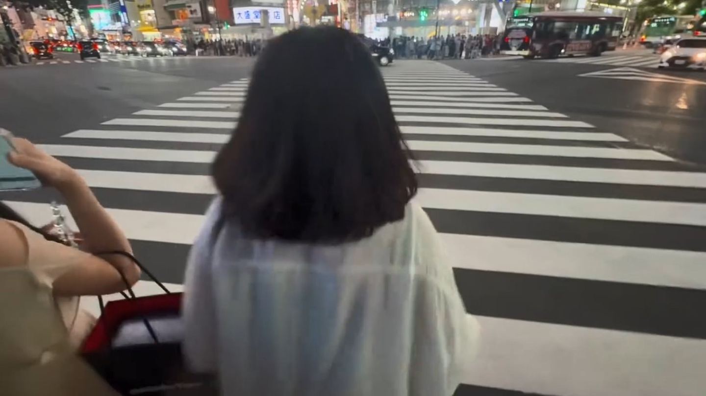 华人游客涩谷十字路口坐地打卡阻碍路人,当地人:别来日本!(组图) - 2
