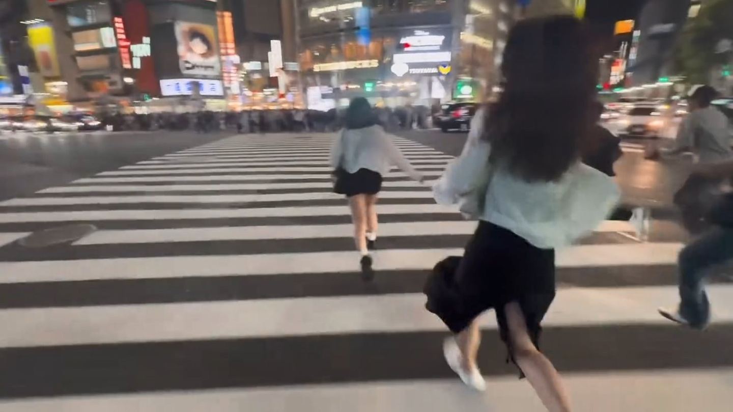 华人游客涩谷十字路口坐地打卡阻碍路人,当地人:别来日本!(组图) - 4