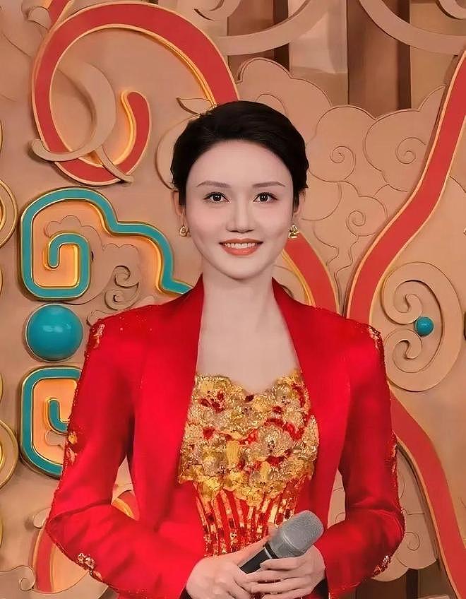 她被誉为董卿接班人,女版撒贝宁,35岁4登春晚,现在有了新身份(组图) - 3