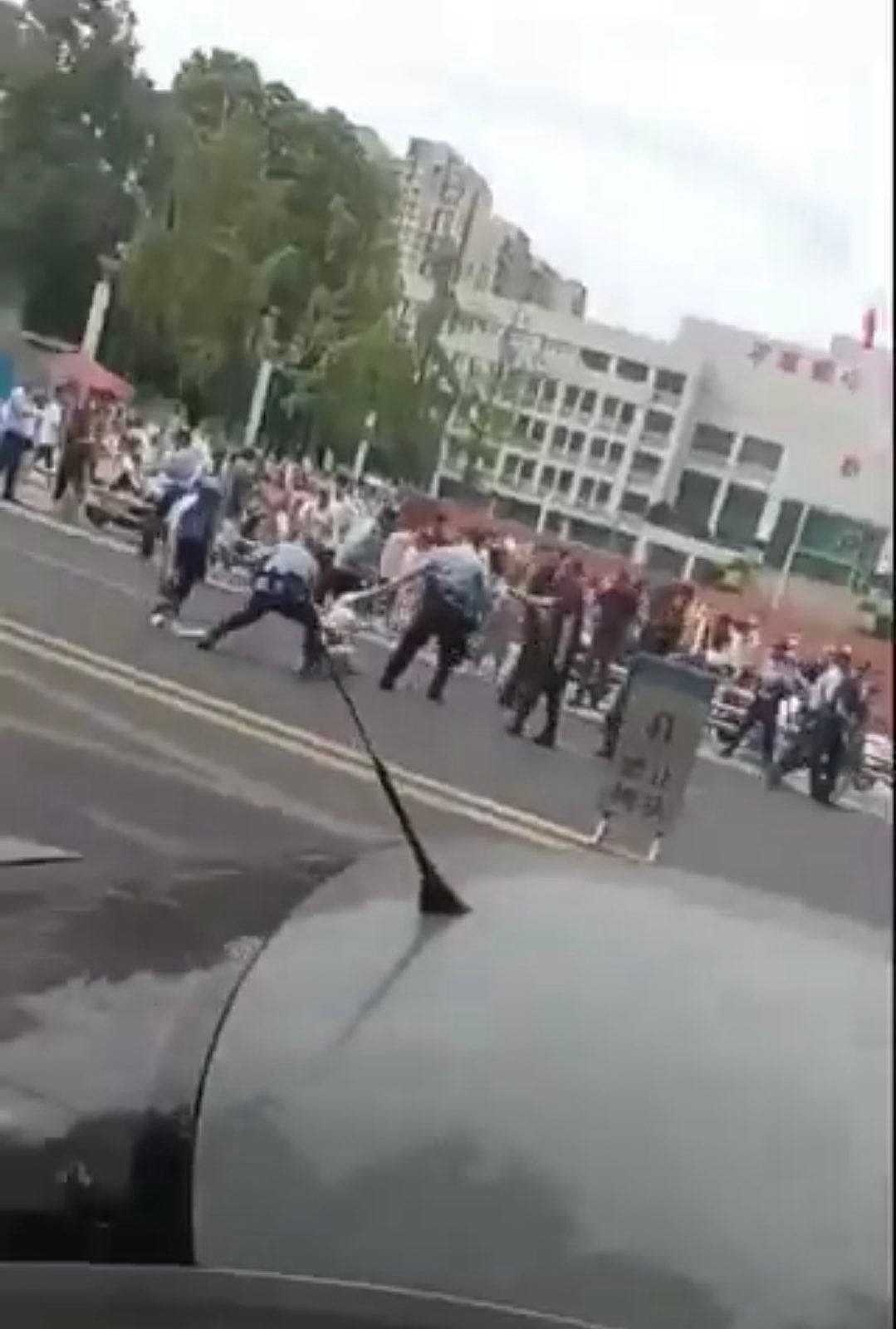 女孩被霸凌后，江油人因何走上街头（组图） - 5