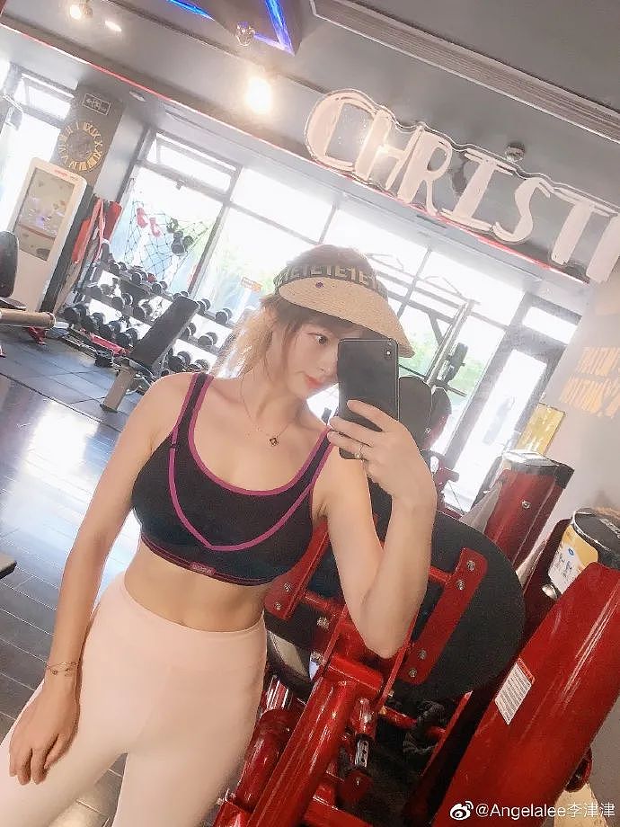 【美女】她因70F的胸太大放弃舞蹈，靠健身练出犯规身材，网友：太顶了（组图） - 22