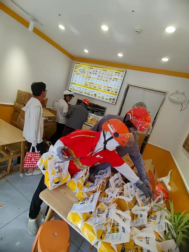 11岁男孩摆摊卖奶茶月入4000元，母亲：他有商业头脑（组图） - 3