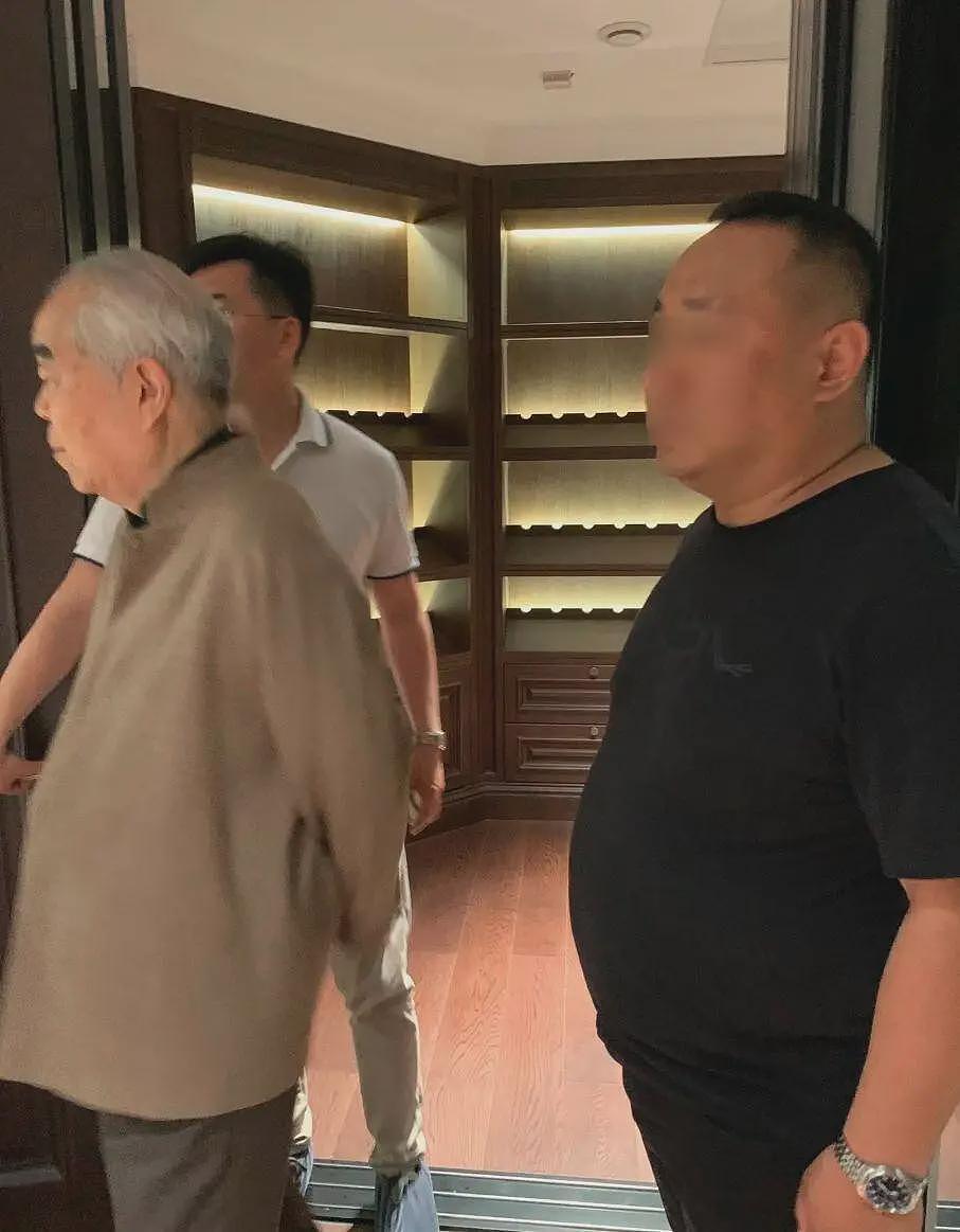 范曾新家曝光：二层复式装修奢华，婚房宽敞明亮，床很大床单是金色的（组图） - 12