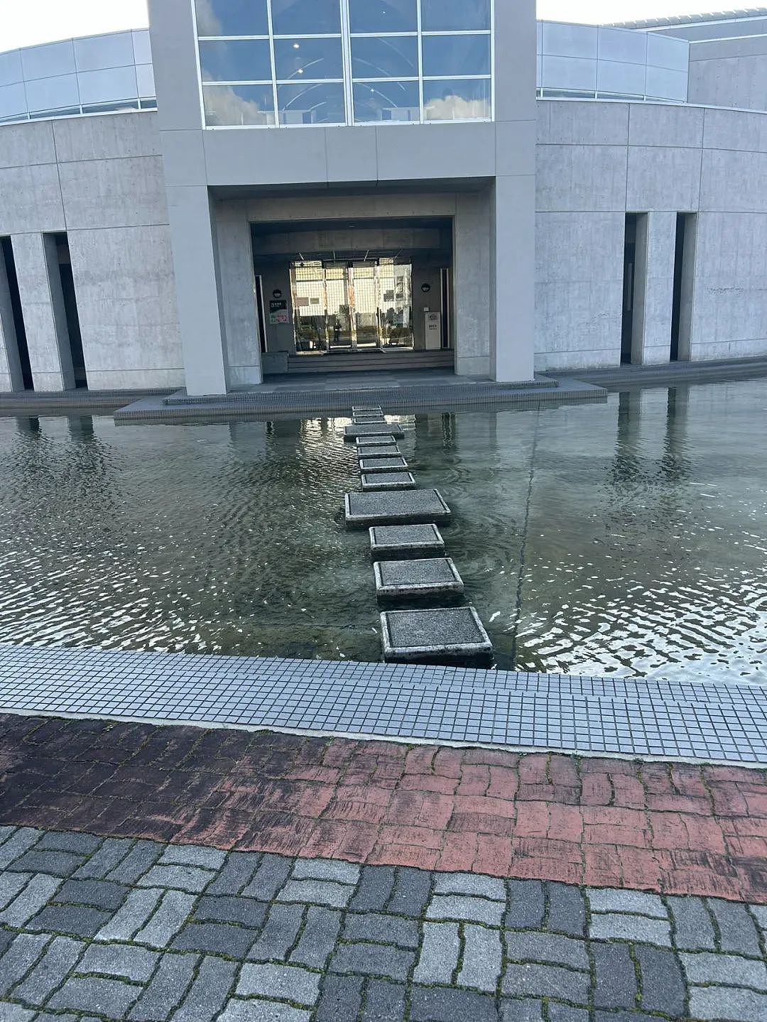 奇葩设计?日本大学图书馆进门全靠“踩飞石跨水池”!网友:踩空直接水泡书(组图) - 16