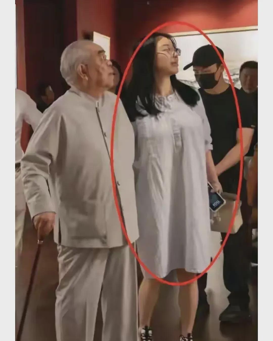 徐萌穿哺乳裙看展，知情人透露已经生了，范晓蕙的疑问解开了（组图） - 3