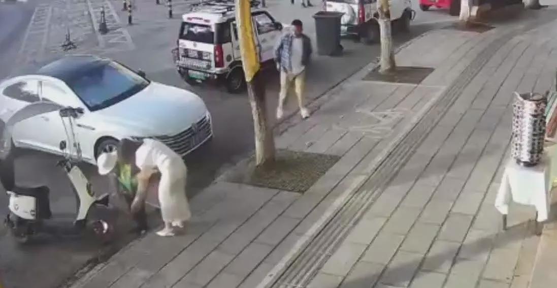 女店员扶起摔倒的环卫工反遭对方责骂,警方介入(图) - 1