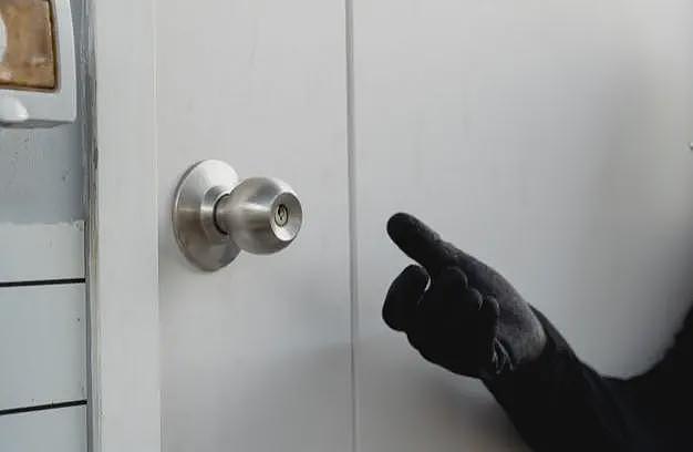 男子凌晨潜入陌生人家中，麻醉女子后对其抽血，供述称“通过紧张感解压”（图） - 1