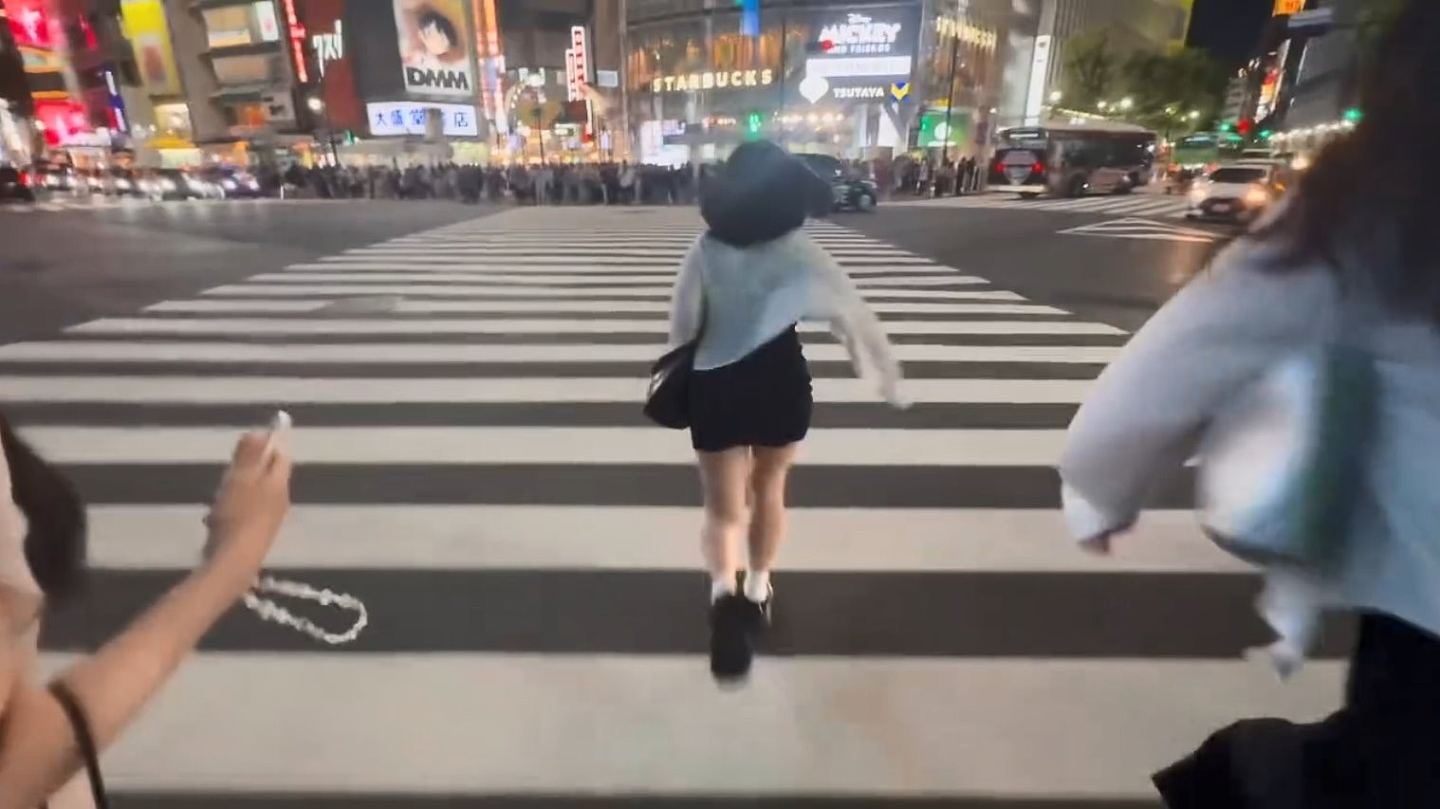 华人游客涩谷十字路口坐地打卡阻碍路人,当地人:别来日本!(组图) - 3
