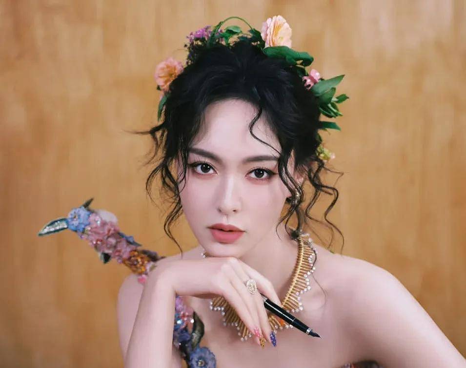 W盛典女明星杀疯了！热巴杨幂比拼顶奢高定，刘诗诗资源不如唐嫣（组图） - 19