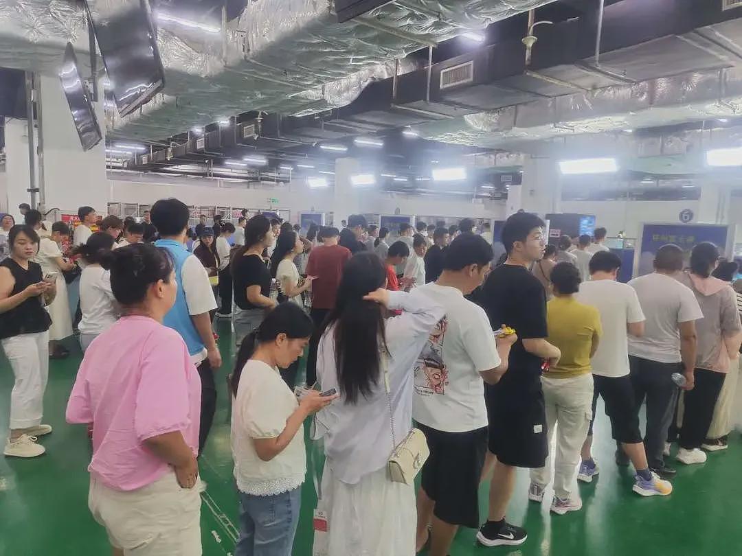 “忙3个月就能赚2万多元”，郑州富士康求职者排起几百米长队，每天多达数千人（组图） - 4