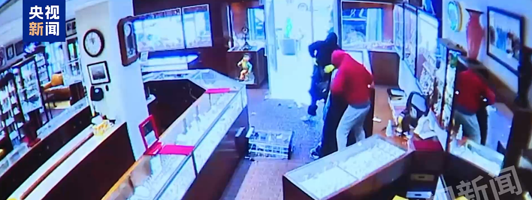一珠宝店遭4名蒙面贼打劫，90秒抢走价值200万美元财物，事发时警察局长在几米外就餐，他与下属对抢劫案毫不知情（组图） - 2