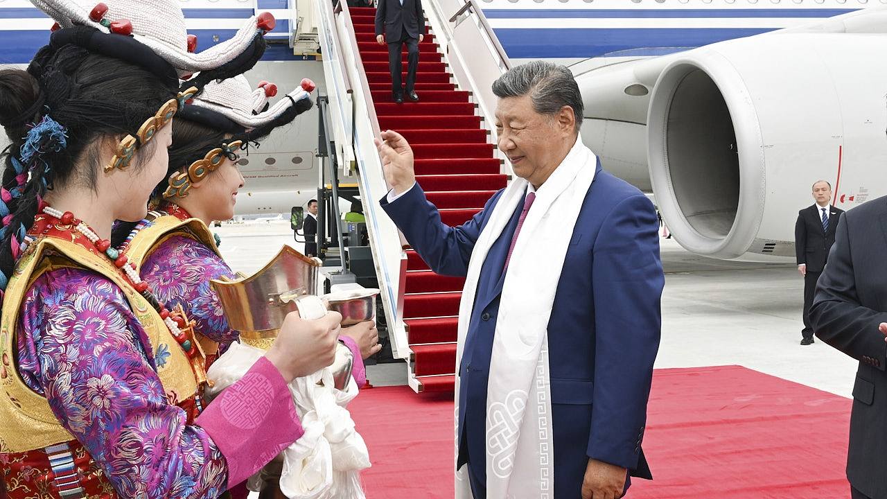 习近平率中央代表团抵拉萨，出席西藏自治区成立60周年庆祝活动（组图） - 1