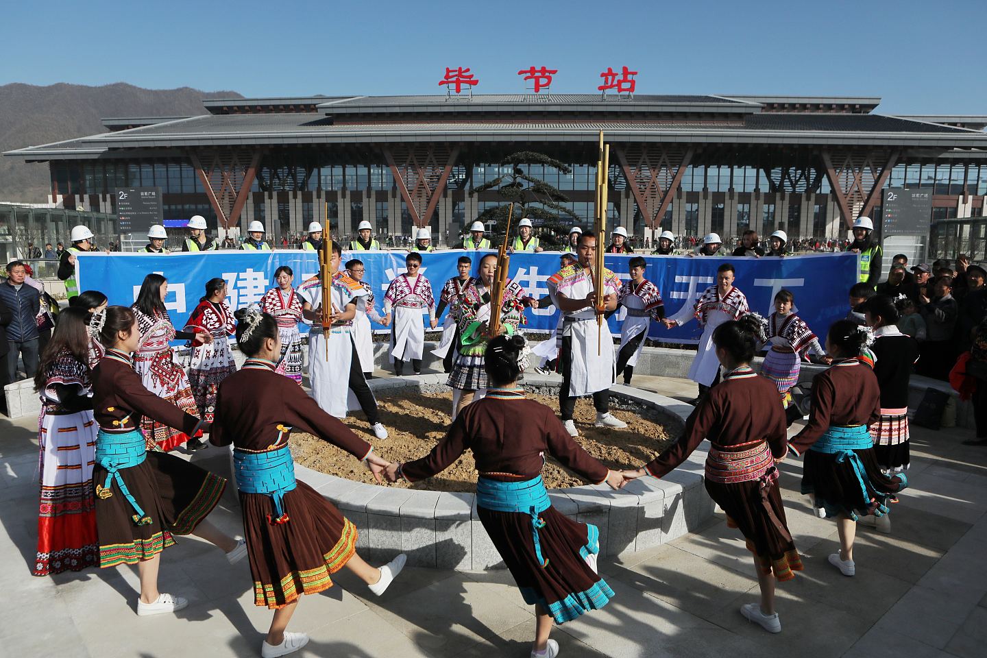 华人学者出书发问：中国高铁通车十多年，同时开建的美国高铁呢（组图） - 2