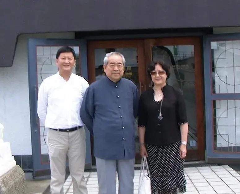 范曾好友透露家族内斗原因，继子继承北京房产，晒全家福挑衅亲女儿（组图） - 5