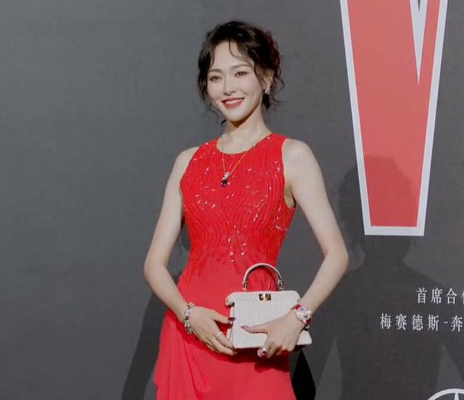 W盛典红毯生图来了！杨幂中分显秃，刘诗诗双目无神，唐嫣太瘦（组图） - 10