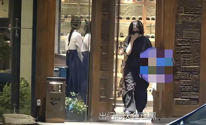刘亦菲在北京吃烤肉，素颜戴墨镜气场强大，大夏天仍旧披着厚披肩（组图） - 3