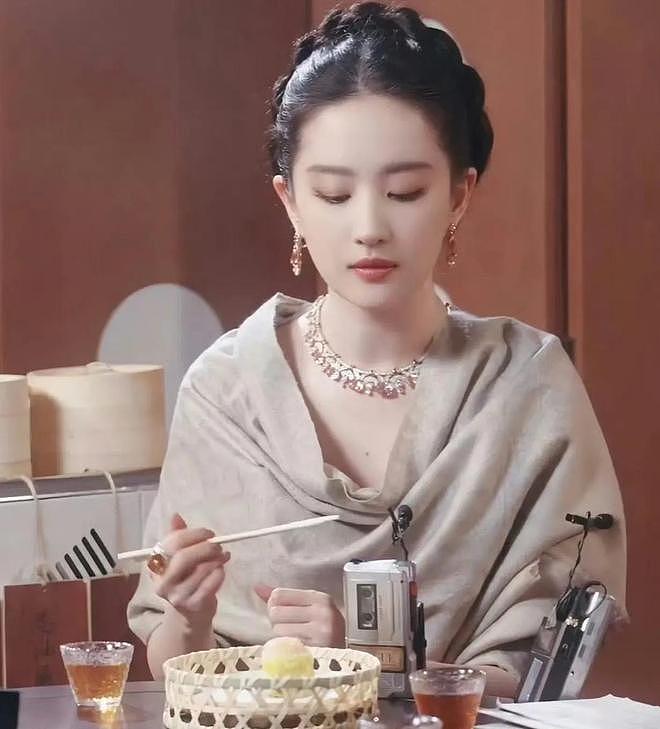 刘亦菲在北京吃烤肉，素颜戴墨镜气场强大，大夏天仍旧披着厚披肩（组图） - 11